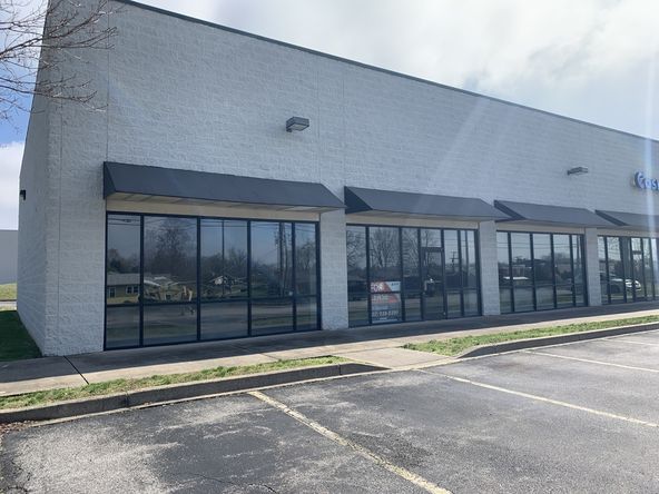 Blackiston Mill Rd Shopping Center: 1418 & 1420 Blackiston Mill Rd, Clarksville, IN 47129